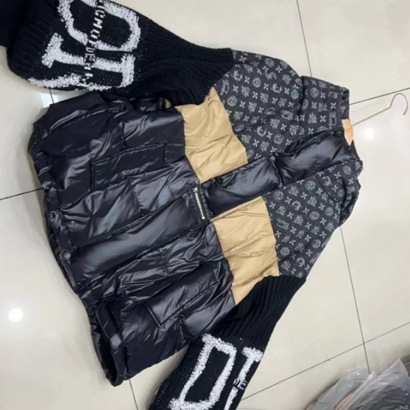 ❤️2025 Halbpreis-Ausverkauf🧥❄️ Damen-Steppjacke mit Kapuze, Strickärmeln und Patchwork-Design